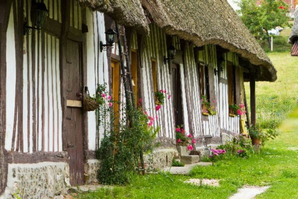 Photographie d'une chaumière, maison rurale emblématique de l'estuaire de la Seine