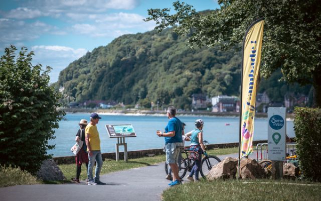 Photographie des gambadeurs parcourant la campagne normande